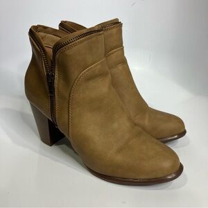 Margaritaville Jazz faux leather ankle boots heels tan size 10 casual neutral